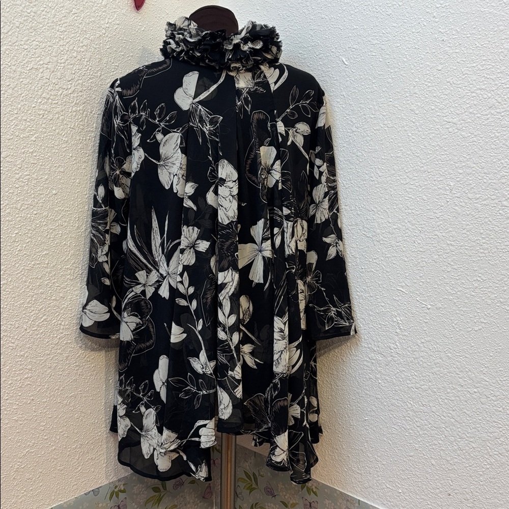Jaipur black and white floral ruffle neck sheer tunic top. Size M.